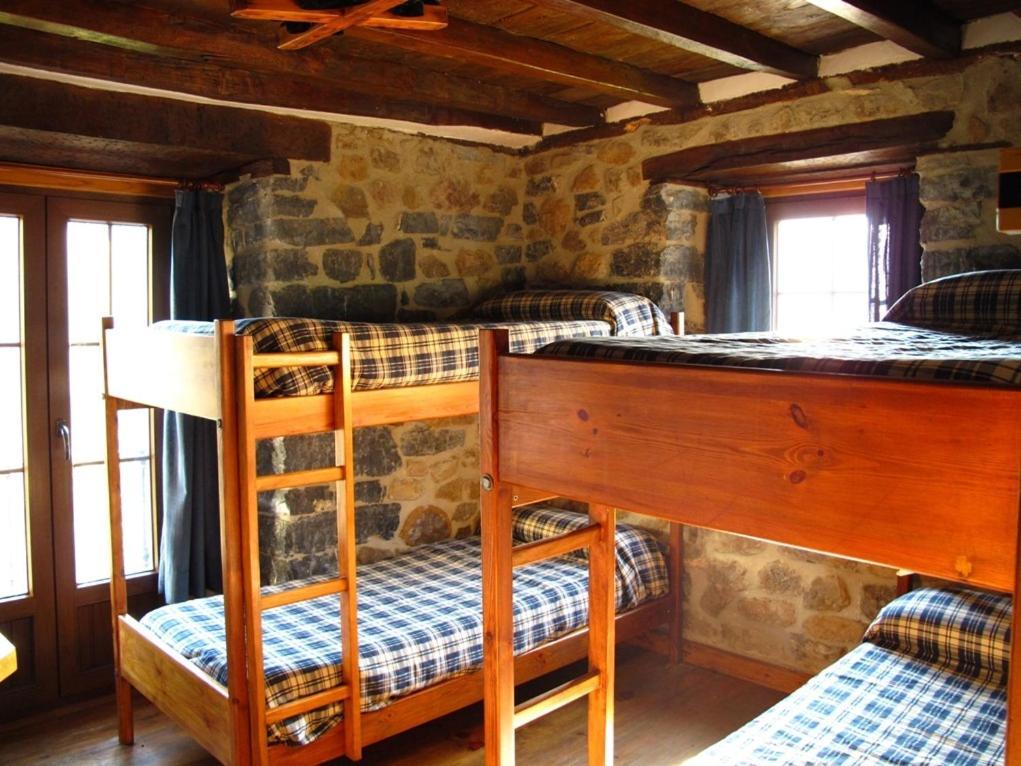Albergue Turistico Valdebaro Camaleño Rum bild